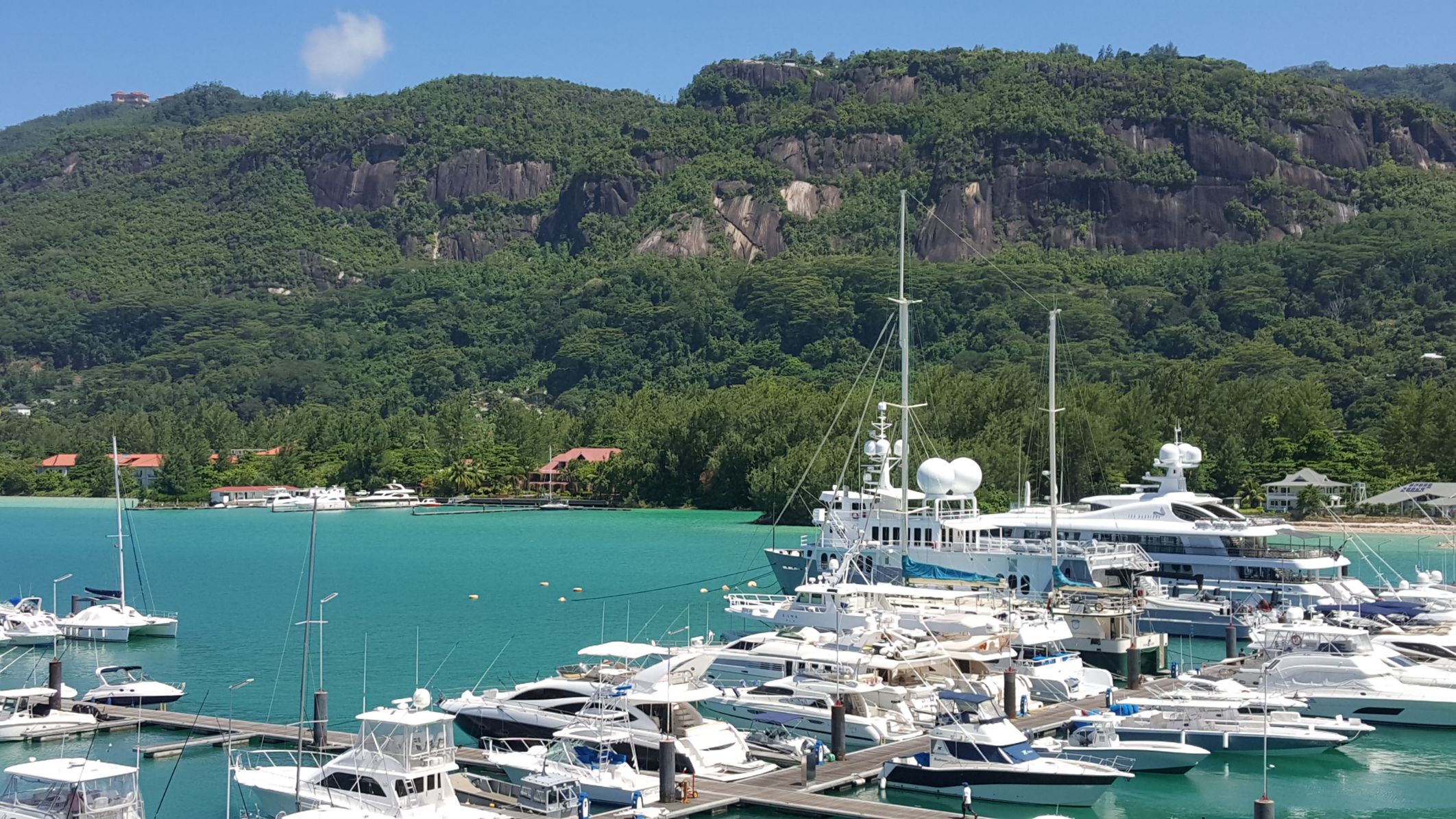 Vista das montanhas de granito e da marina - Eden Bleu Hotel