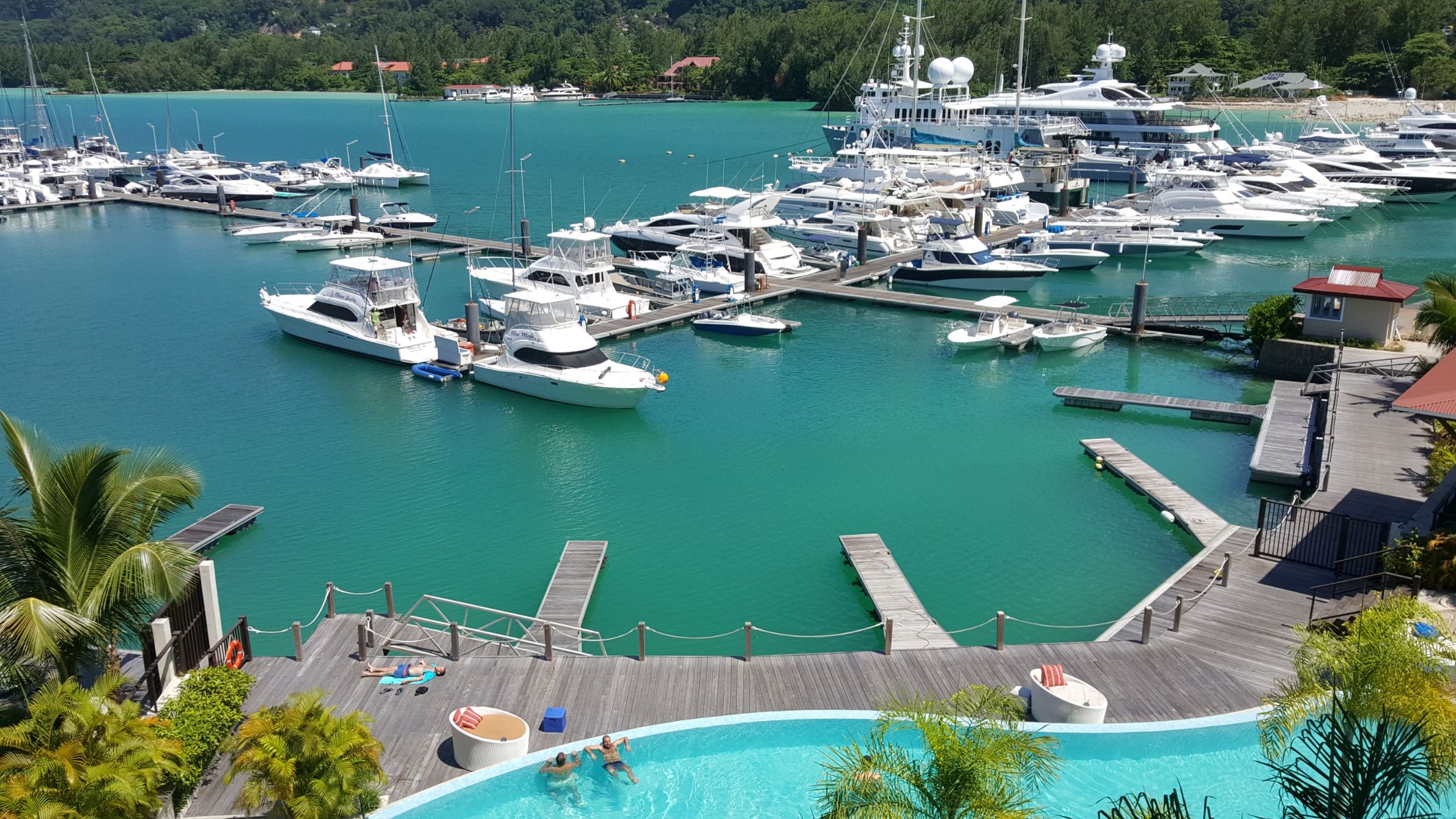 Vista panorâmica da piscina e da Marina - Eden Bleu Hotel