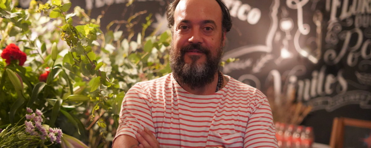 Tato Giovannoni na entrada do Florería Atlântico