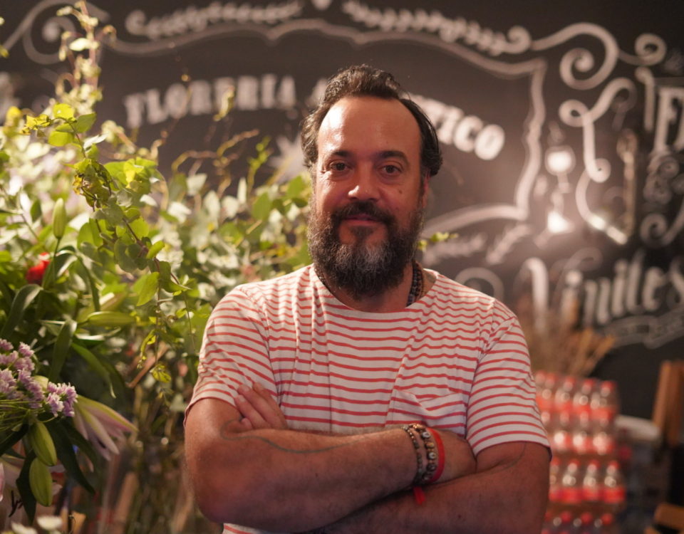 Tato Giovannoni na entrada do Florería Atlântico