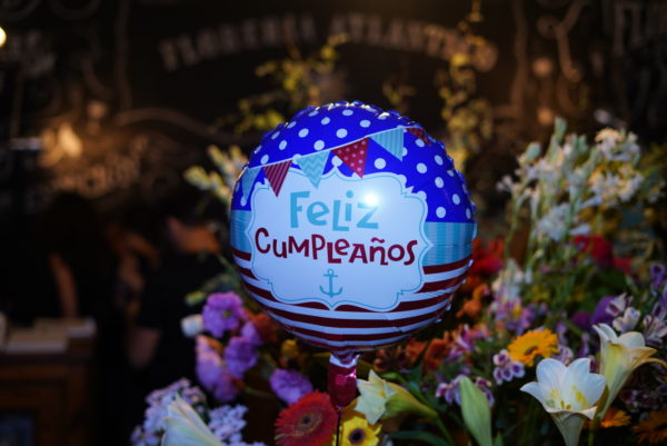 Entrada com balão de feliz aniversário do Florería Atlântico