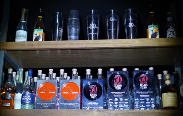 Estande com as premiações no https://www.worlds50bestbars.com/