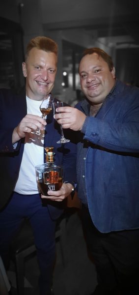 Evandro Weber e Ed Amorim brindando com a Cachaça Weber Haus Extra Premium 12 anos – Lote 48