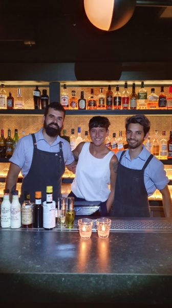 Inés de Los Santos e sua equipe de bartenders (Diego e Mauro)