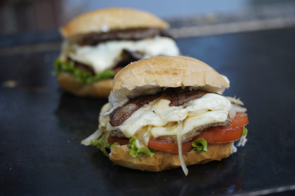 Sanduíche Zeppelin (tem como diferencial bifes de picanha e queijo monterey jack picante) - Zeppelin Lanches