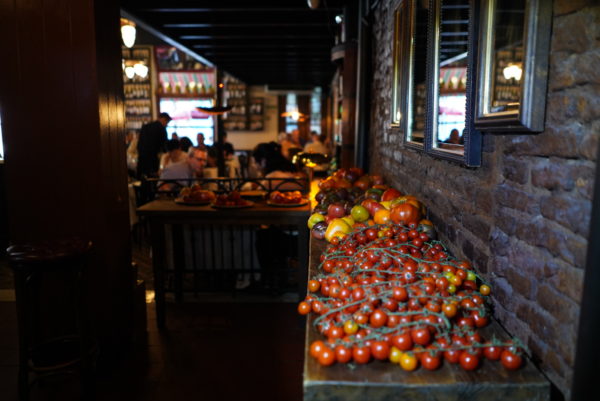 Mesa com tomates cultivados pelo Don Julio Parrilla