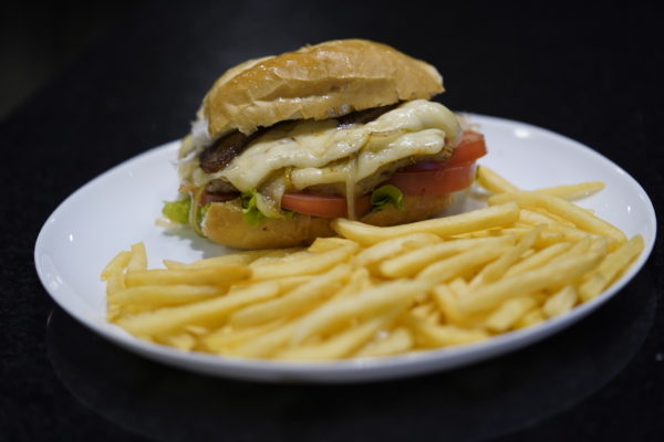 Sanduíche Zeppelin acompanhado de batatas fritas