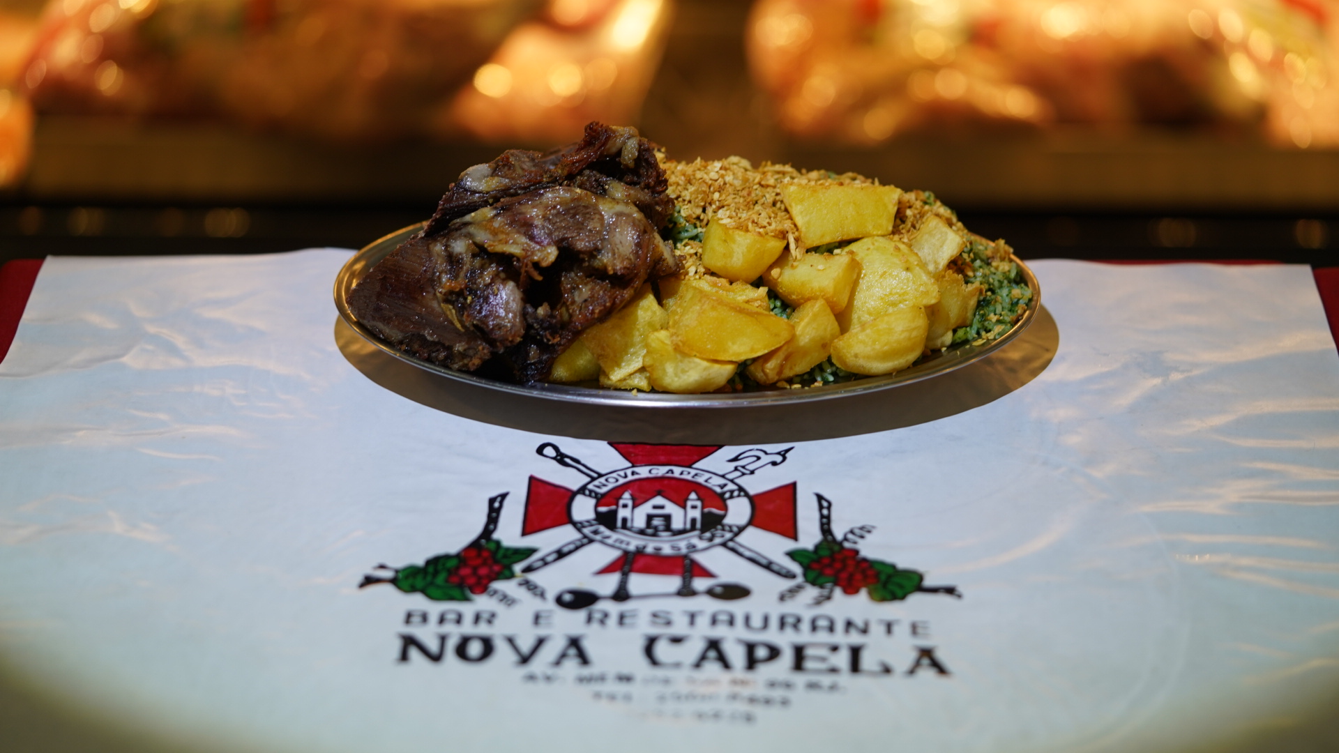 Famoso cabrito assado acompanhado de batatas coradas e arroz com brócolis, Bar e Restaurante Nova Capela 