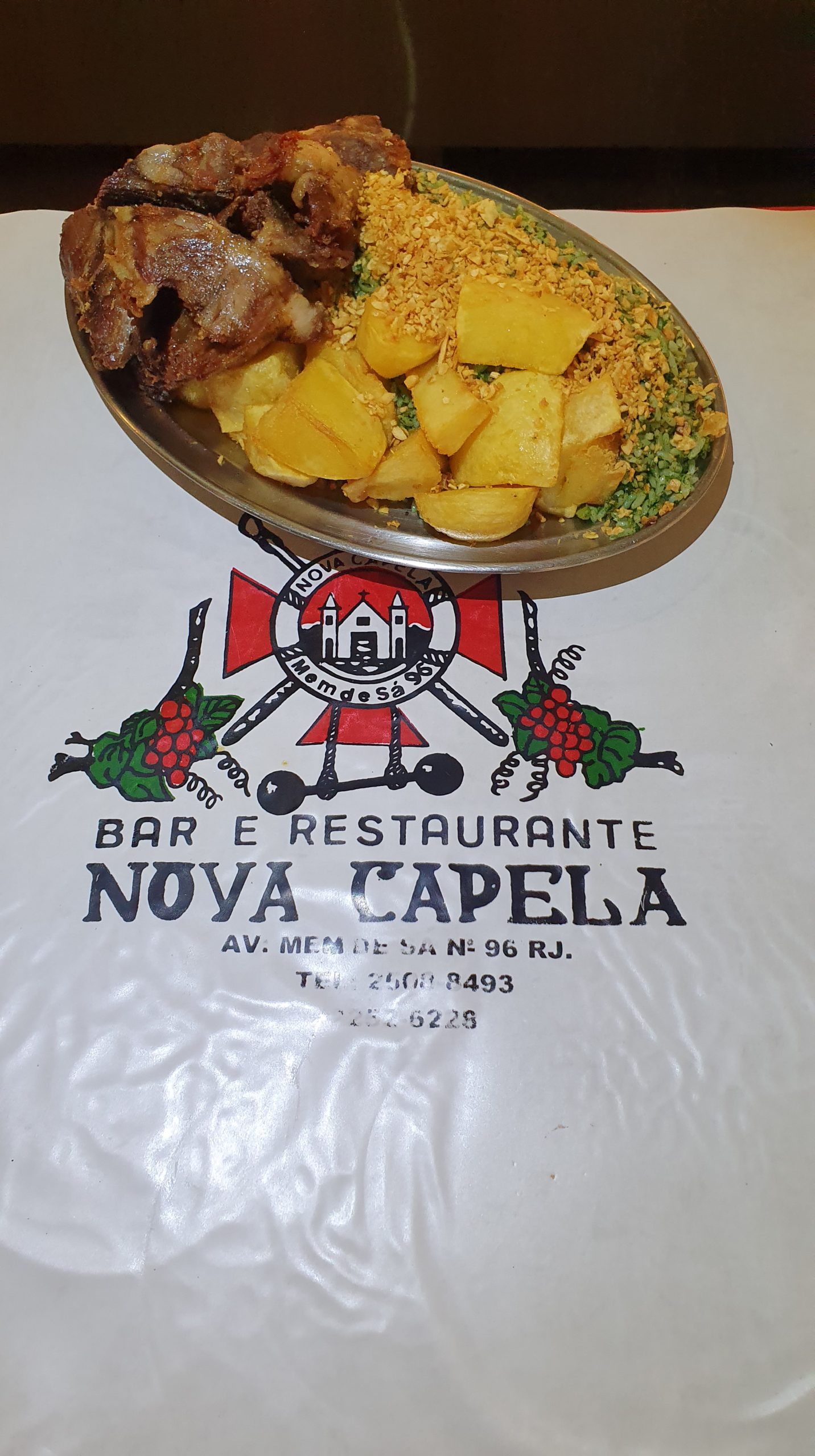 Outro ângulo do lendário prato cabrito assado do Bar e Restaurante Nova Capela