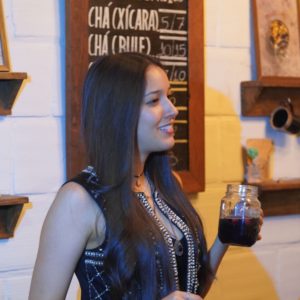 Biboca – Casa de Chá – Blogueira Mariana Gabriela degustando um delicioso chá – Mercado Novo