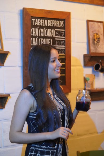 Biboca – Casa de Chá – Blogueira Mariana Gabriela degustando um delicioso chá – Mercado Novo