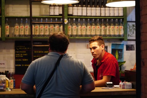 Mercado Novo – Prosa boa no balcão da Cachaçaria Lamparina – Ed Amorim e Albert Coelho